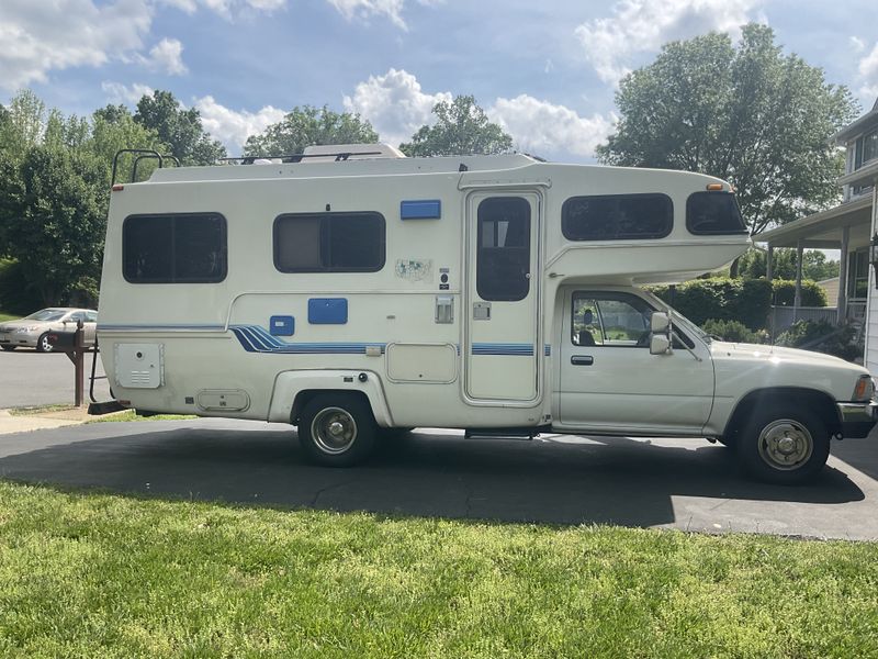 Picture 2/9 of a 1991 Toyota Sunrader for sale in Centreville, Virginia