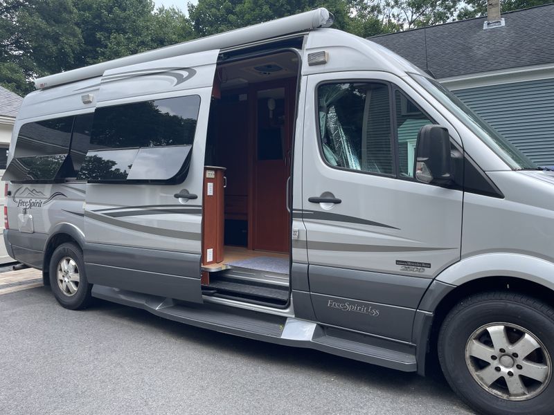 Picture 3/21 of a 2009 Leisure Travel Van Free Spirit LSS for sale in Leominster, Massachusetts