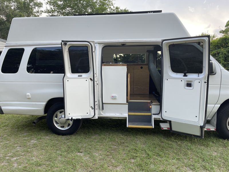 Picture 4/16 of a 2011 Ford E-350 for sale in Citra, Florida