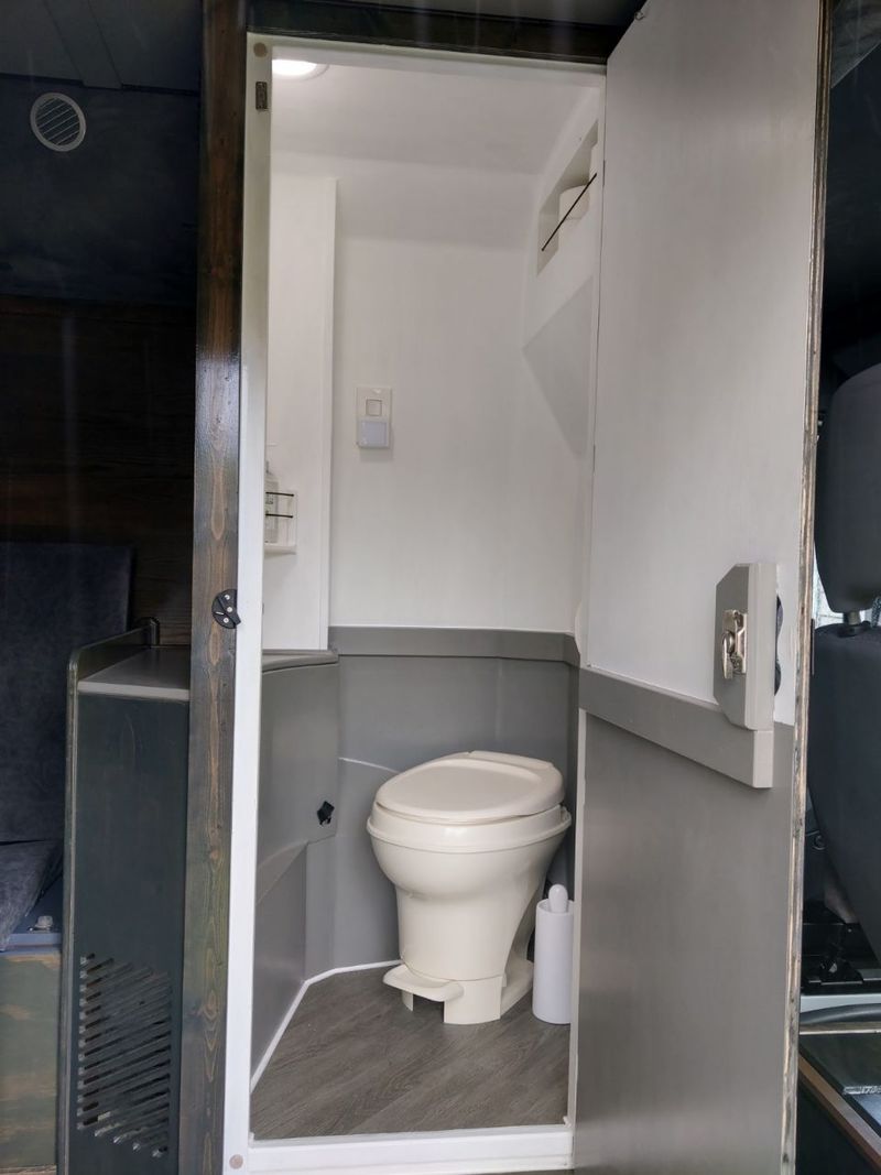 Picture 5/44 of a 2006 Dodge Sprinter Custom Camper for sale in Portland, Oregon