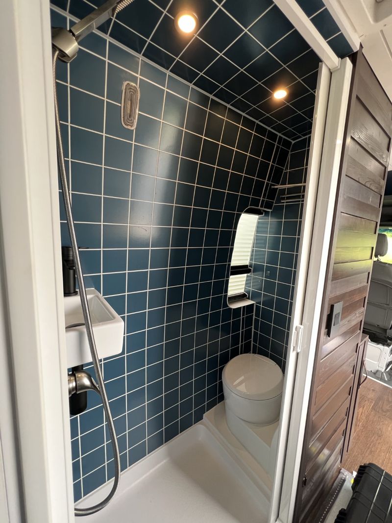Picture 5/16 of a Mercedes Sprinter 2019 Custom Build for sale in Chicago, Illinois