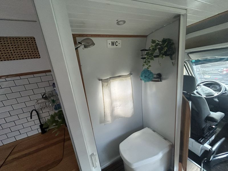 Picture 5/33 of a 2005 Dodge Sprinter Custom Campervan for sale in Ocoee, Florida