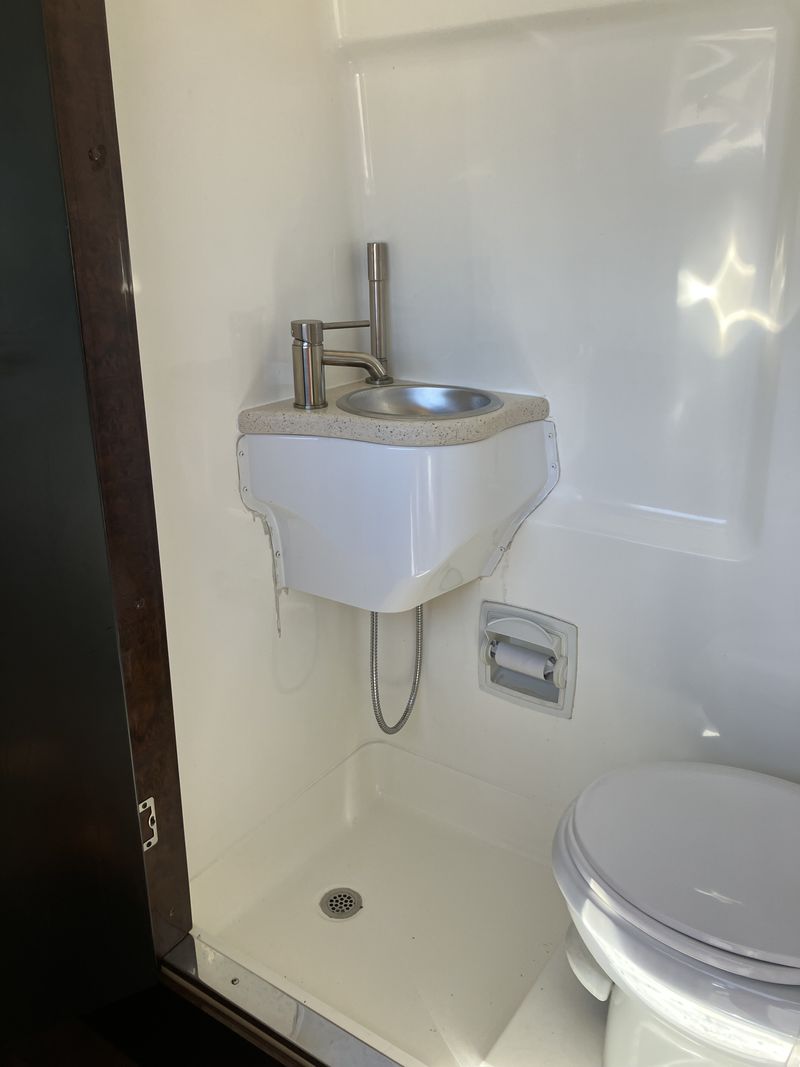 Picture 2/18 of a RARE 19' Compact Camper= Endless Freedom for sale in Englewood, Florida