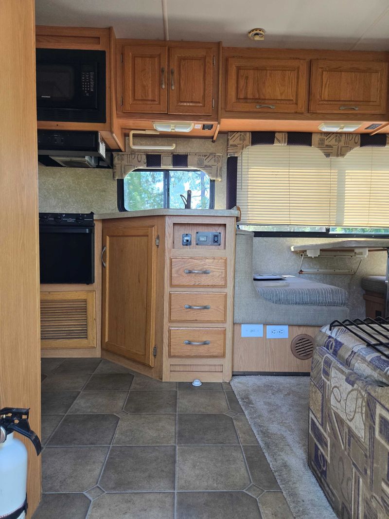 Picture 4/10 of a 2007 F450 4 wind clean title, amenities, Obo for sale in Sacramento, California