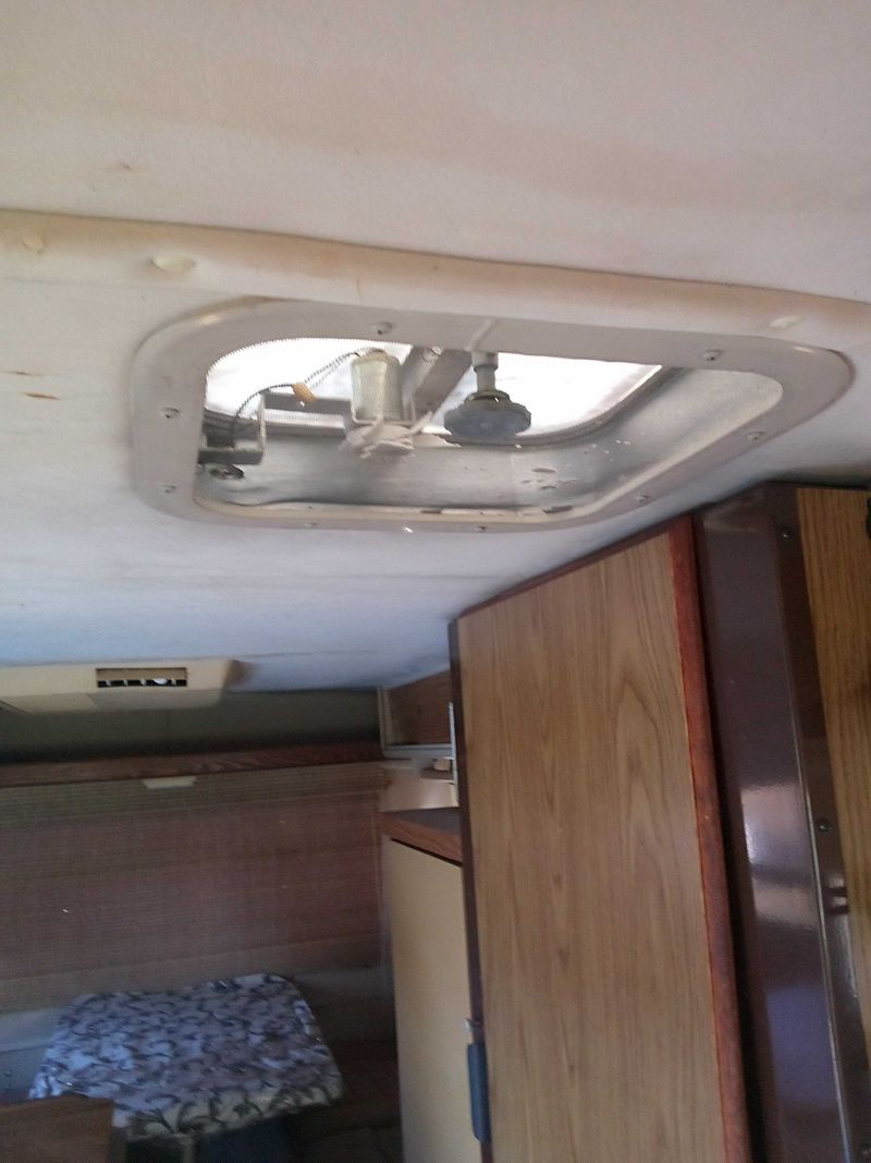 Picture 4/11 of a 1986 Winnebago LeSharo for sale in Gallipolis, Ohio