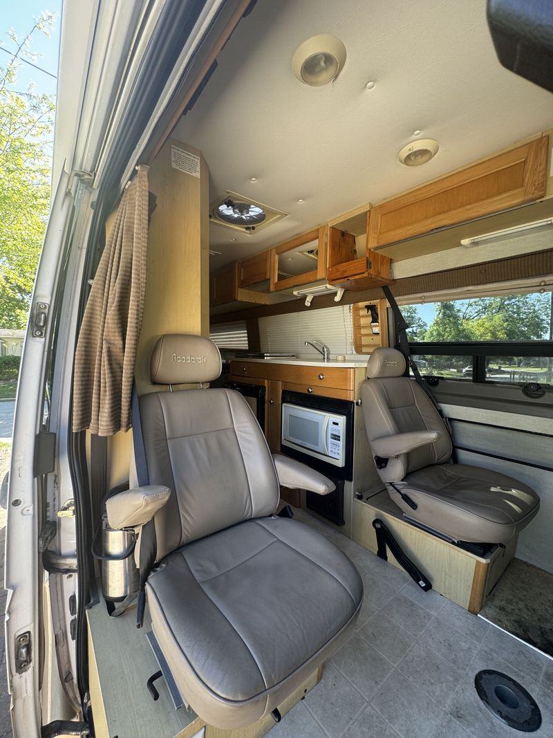 Picture 1/10 of a 2007 Mercedes Sprinter Roadtreak class B for sale in Orlando, Florida