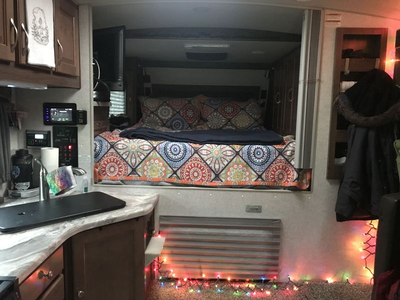 Picture 4/6 of a 2022 Arctic Fox 990 camper + 2019 F250 for sale in Portland, Oregon