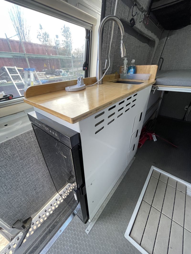 Picture 4/18 of a 2020 sprinter 144 for sale in Ferndale, Washington