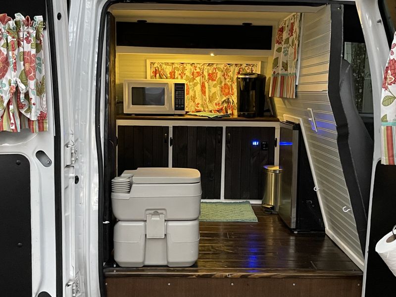 Picture 1/14 of a 2000 E 350 custom Van Camper for sale in Dade City, Florida
