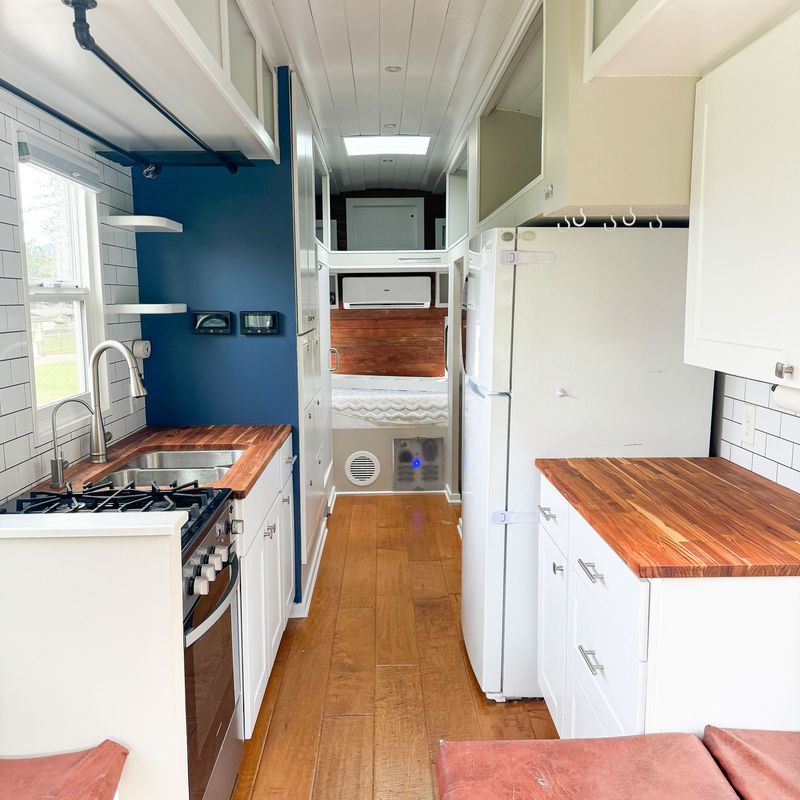 Picture 5/10 of a 2001 International 3800 T444E Off-Grid Skoolie for sale in Gates, Oregon