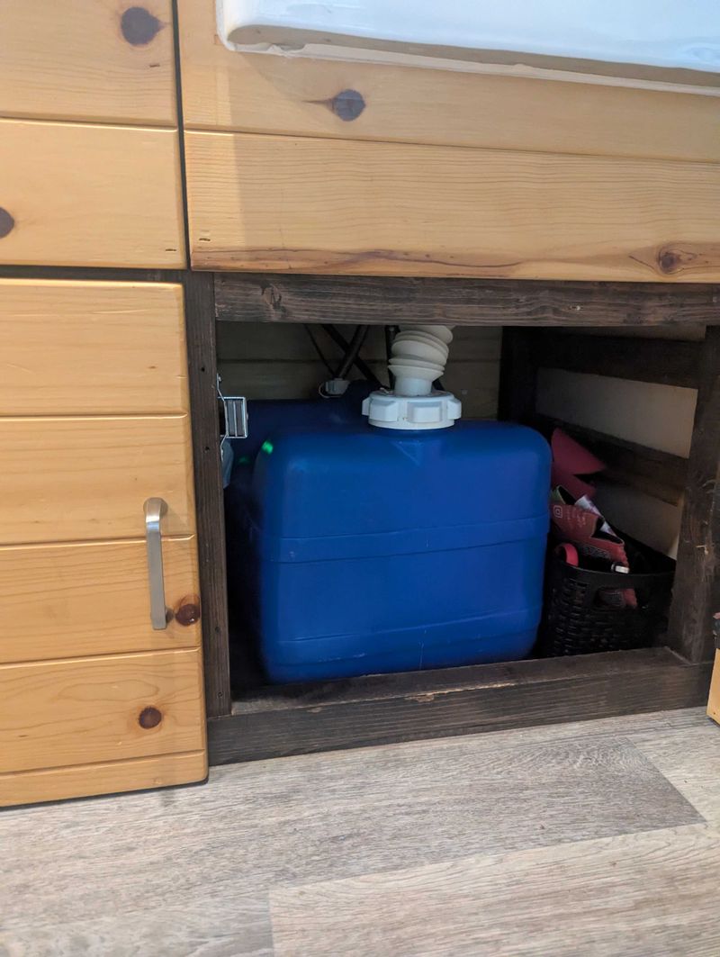 Picture 3/18 of a 2006 E-350 for sale in Avon Lake, Ohio