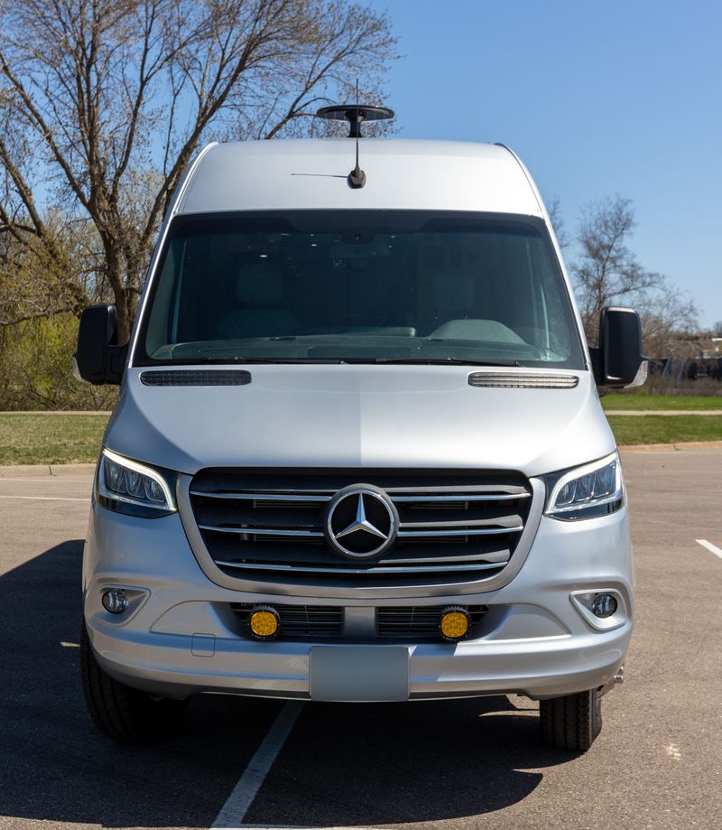 Picture 4/18 of a 2021 Mercedes Benz 3500 170" XD Extended RWD for sale in Eden Prairie, Minnesota
