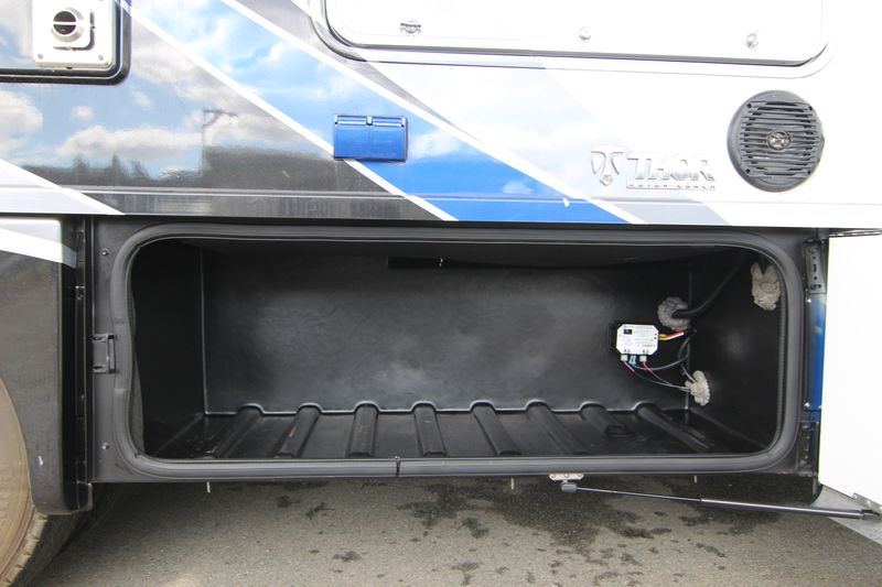 Picture 2/33 of a 2017 Siesta 24SR Mercedes Diesel, Two Slide-Outs, Paint for sale in El Cajon, California