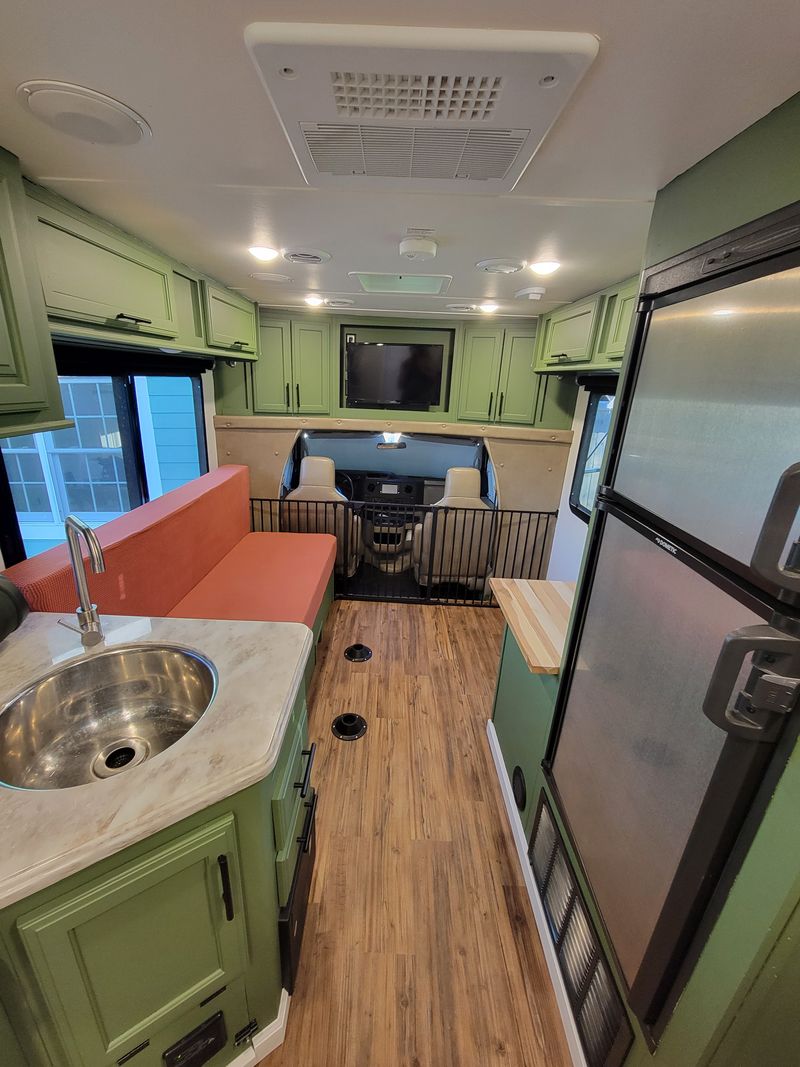 Picture 3/11 of a 2018 Gulf Stream B Touring Cruiser 5210 for sale in Charleston, South Carolina