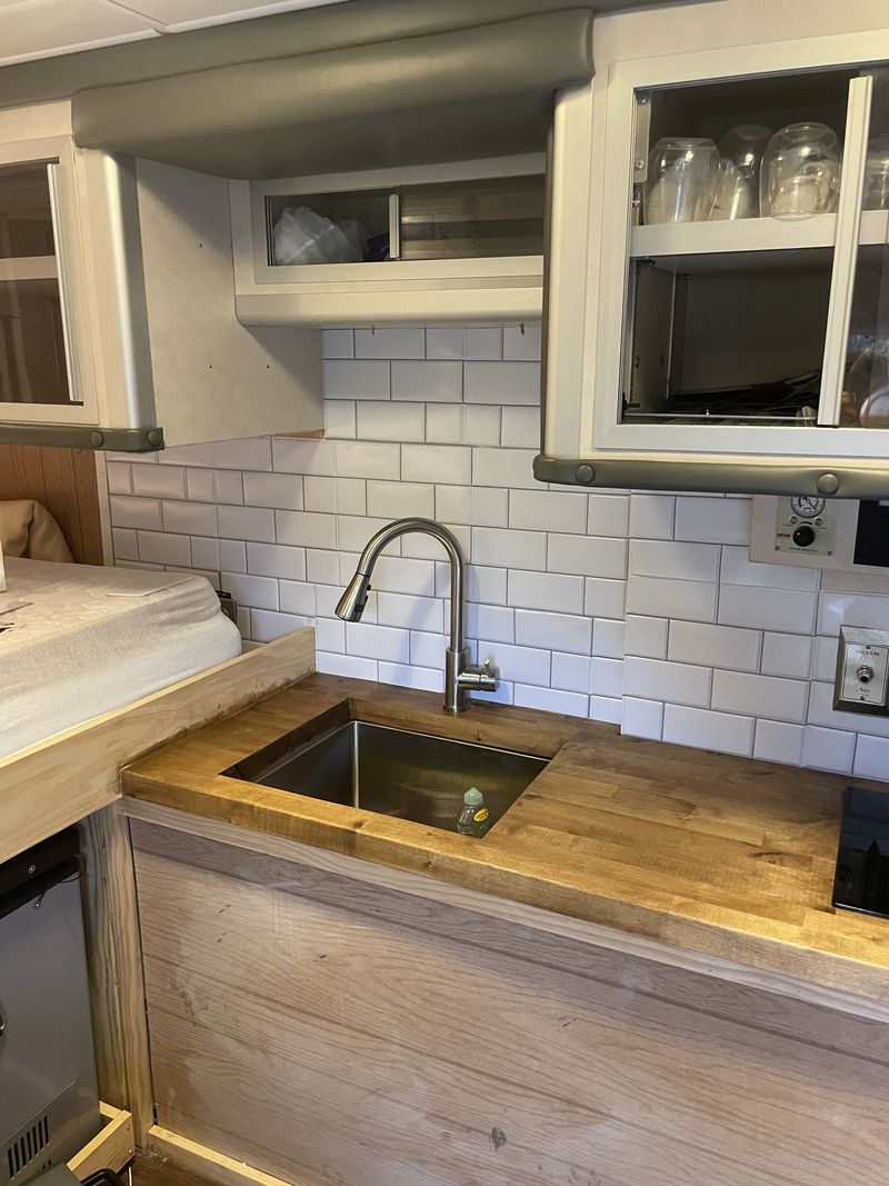 Picture 5/34 of a 2005 Ford E450 Ambulance Camper for sale in Santa Rosa, California