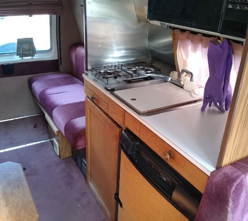 Picture 3/5 of a 1992 Dodge Roadtrek for sale in Los Angeles, California