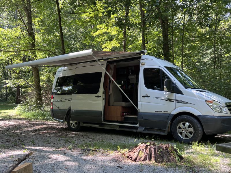 Picture 1/5 of a 2009 Mercedes Sprinter Camper van seats 7 for sale in Hanson, Kentucky