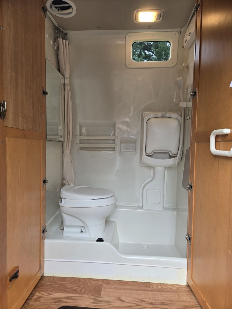 Picture 4/13 of a 2007 Leisure Travel Van FREE SPIRIT 210 B for sale in Sharpsville, Pennsylvania