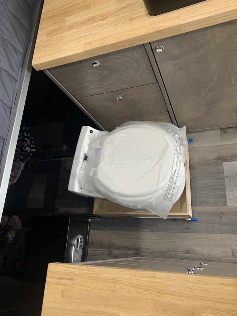 Picture 4/20 of a 2019 Mercedes Sprinter 144” for sale in Pasadena, California