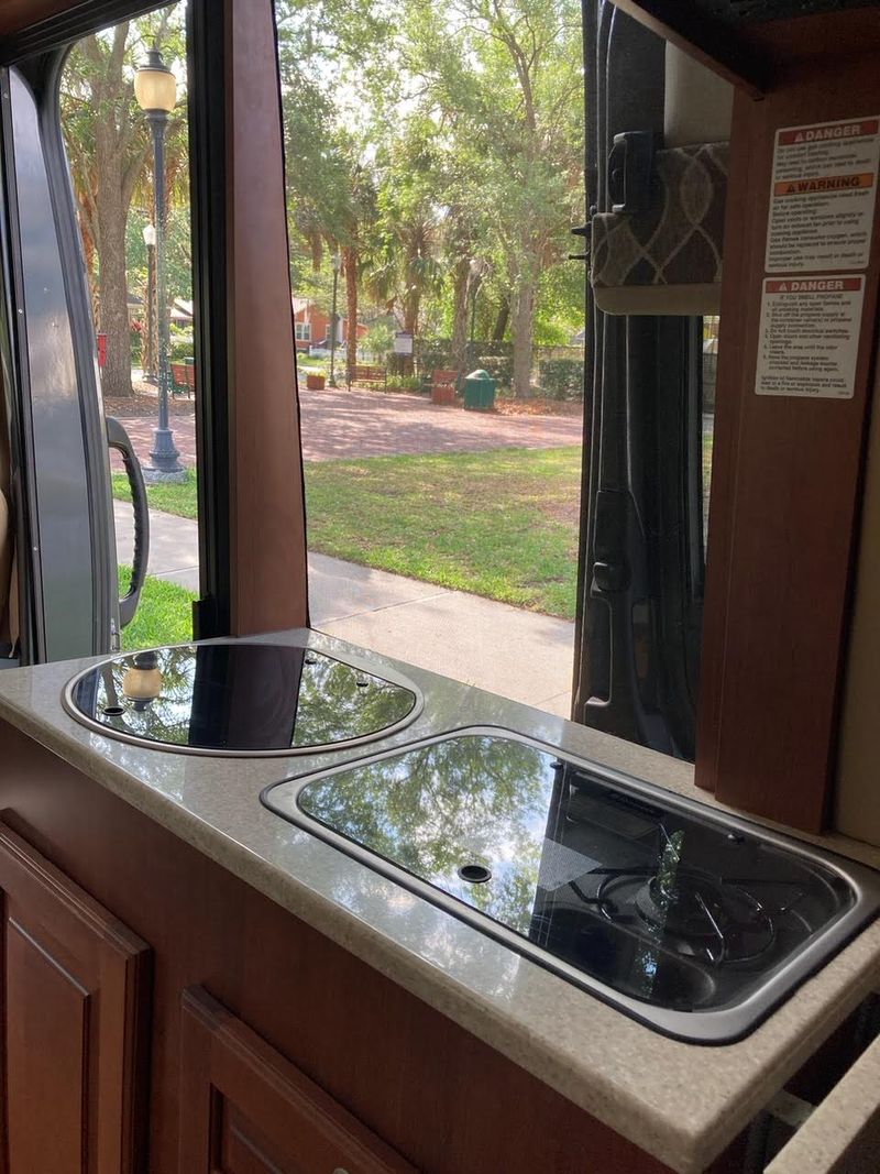 Picture 5/10 of a 2015 Coach House Arriva for sale in Orlando, Florida