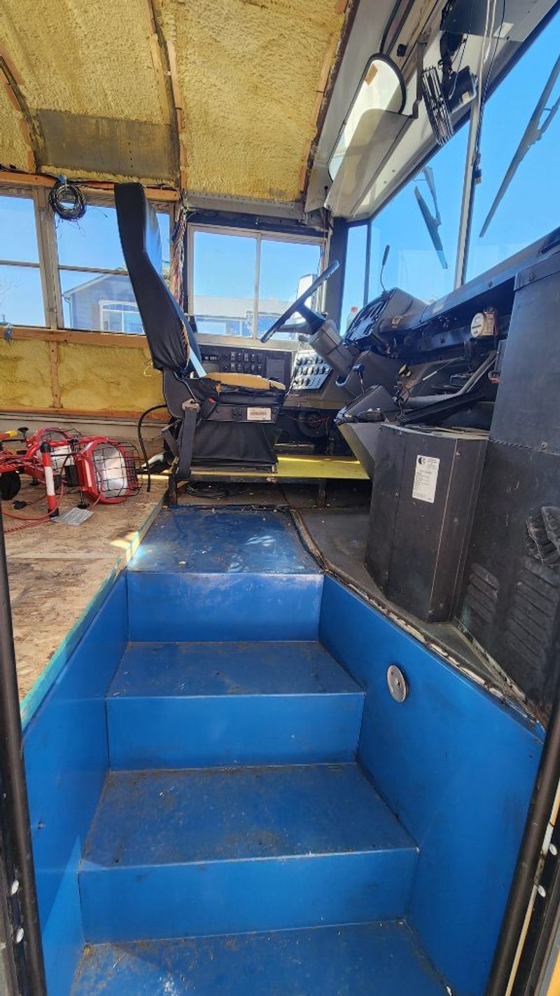 Picture 1/10 of a 2001 Thomas Freightliner Cumins 5.9 Engine for sale in Parker, Colorado