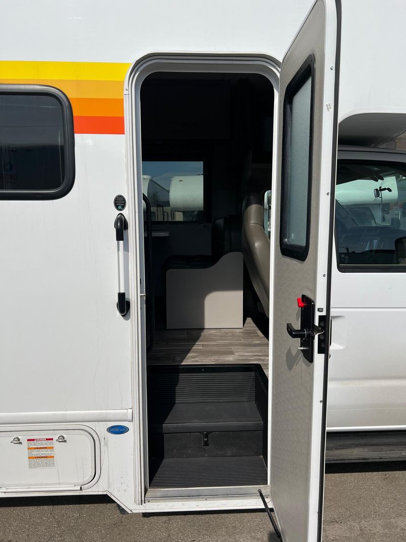 Picture 5/34 of a Ford E-350 Motorhome • L3H2 • Diesel • Fully Equipped for sale in Chicago Heights, Illinois