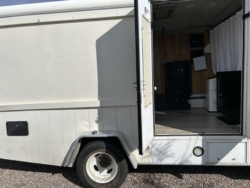 Picture 3/20 of a 2019 Ford E-350 Camper van for sale in Tucson, Arizona
