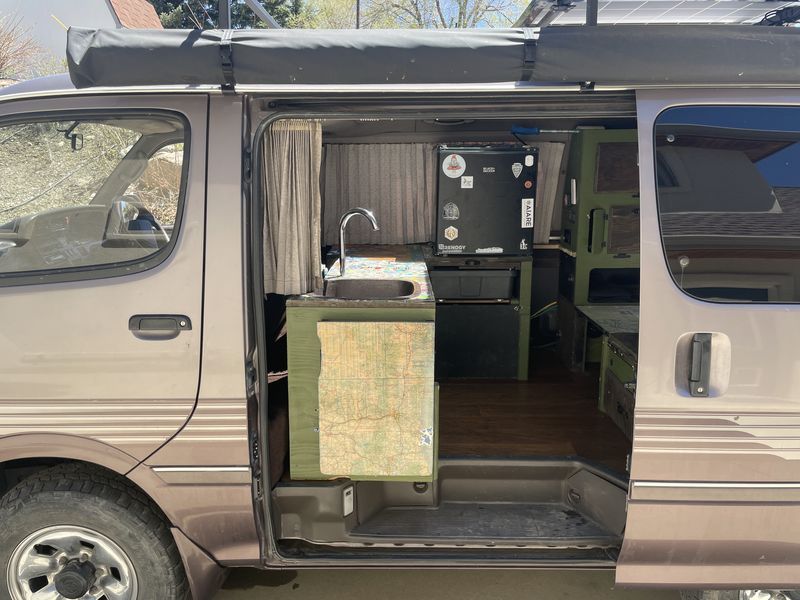 Picture 5/12 of a 1994 Toyota Hiace Living Saloon for sale in Fort Collins, Colorado