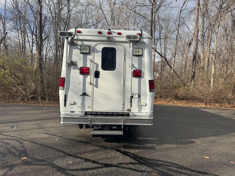 Picture 3/11 of a 2005 E450 with emergency response unit on rear for sale in Milford, Ohio