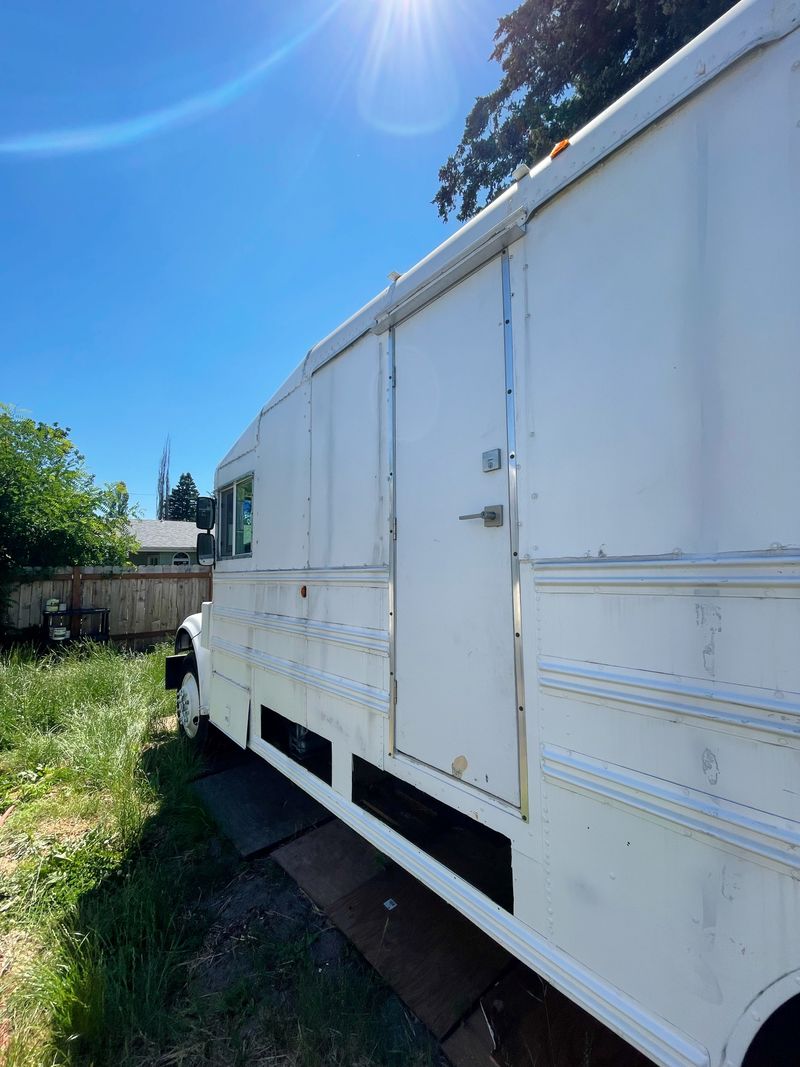 Picture 4/17 of a 1995 International 3800 DT466 for sale in Portland, Oregon