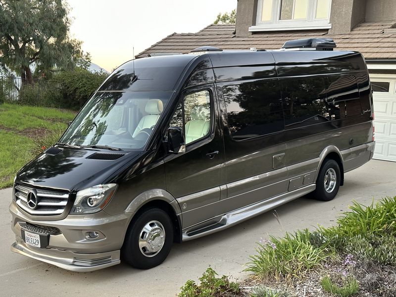 Picture 1/20 of a Dolphin Motor Coach Sprinter 3500 170ext for sale in Thousand Oaks, California