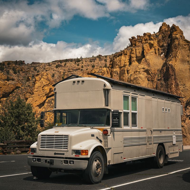 Picture 1/10 of a 2001 International 3800 T444E Off-Grid Skoolie for sale in Gates, Oregon