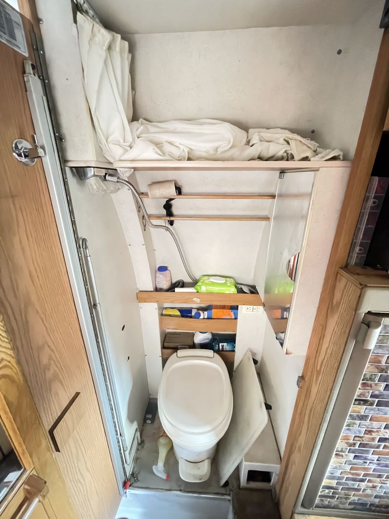 Picture 3/30 of a 1998 Chevy roadtrek 200 versatile rv camper van class B for sale in Oregon City, Oregon