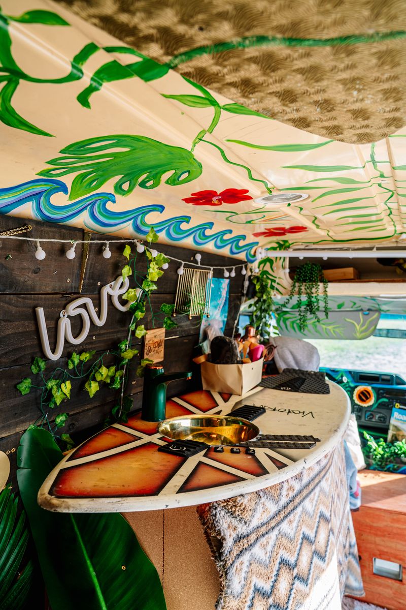 Picture 2/21 of a 2009 high top surf van 🌊🚐🏄🏼‍♀️ ford econoline 250 for sale in Saint Petersburg, Florida