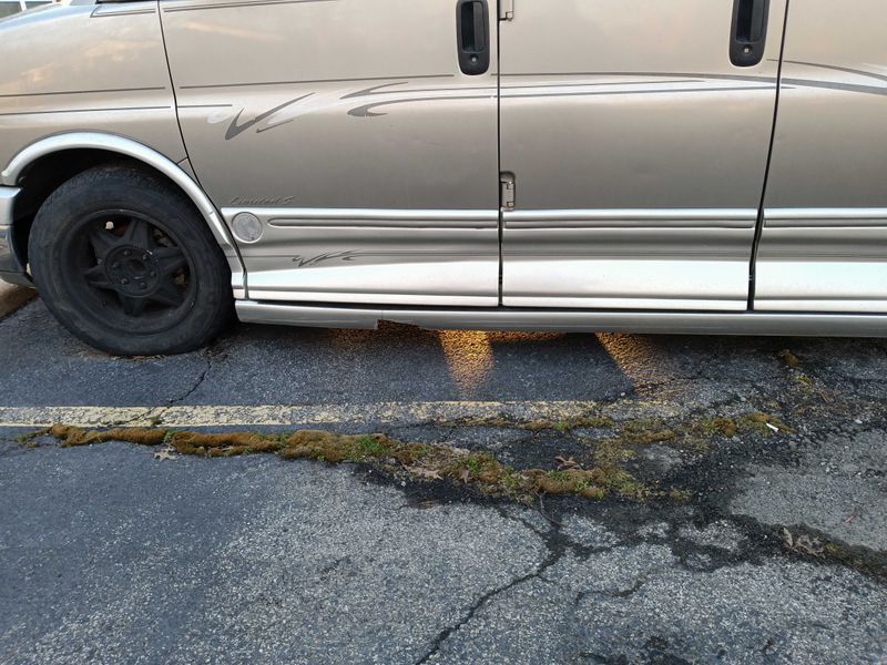 Picture 2/17 of a 2003 GMC SAVANNA 1500 Passenger for sale in Red Bud, Illinois
