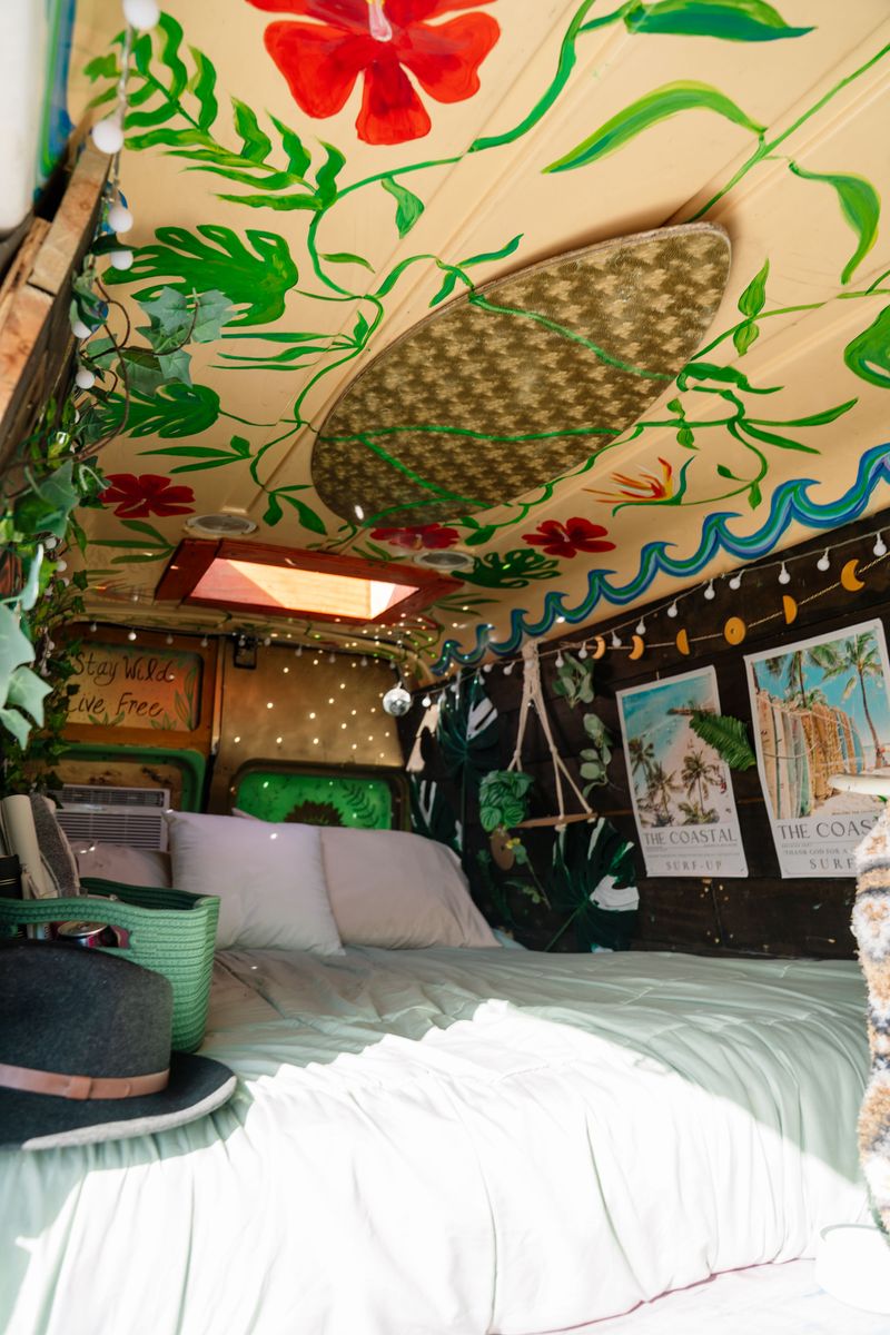 Picture 4/21 of a 2009 high top surf van 🌊🚐🏄🏼‍♀️ ford econoline 250 for sale in Saint Petersburg, Florida