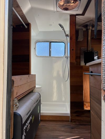 Picture 6/26 of a 1983 21' Toyota Sunrader 4X4 5.3l v8 for sale in North Bend, Washington