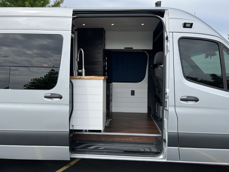 Picture 4/16 of a Mercedes Sprinter 2019 Custom Build for sale in Chicago, Illinois