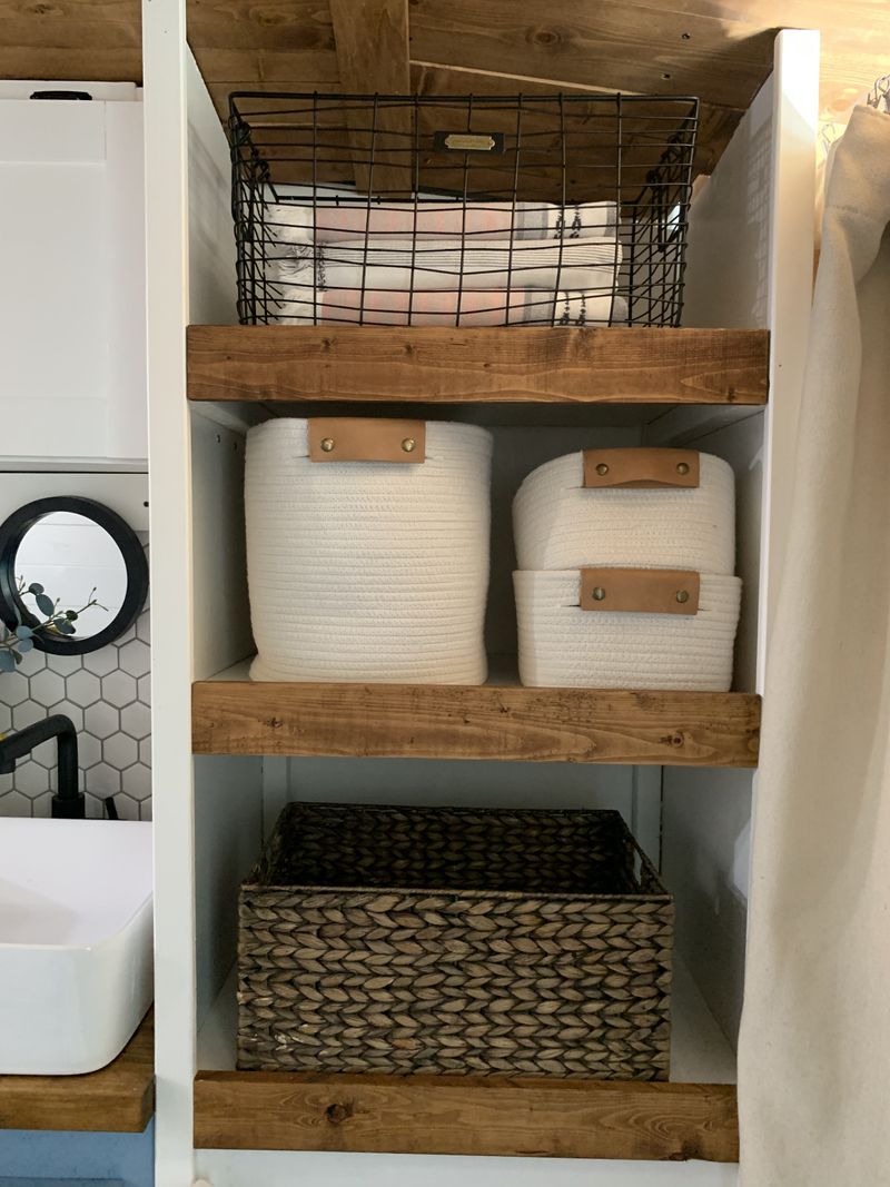 Picture 6/18 of a 2019 Ford Transit Farmhouse Campervan for sale in Austin, Texas