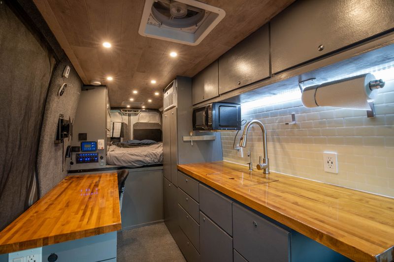 Picture 1/40 of a 2007 Sprinter with Office and AC! for sale in Jacksonville, Florida