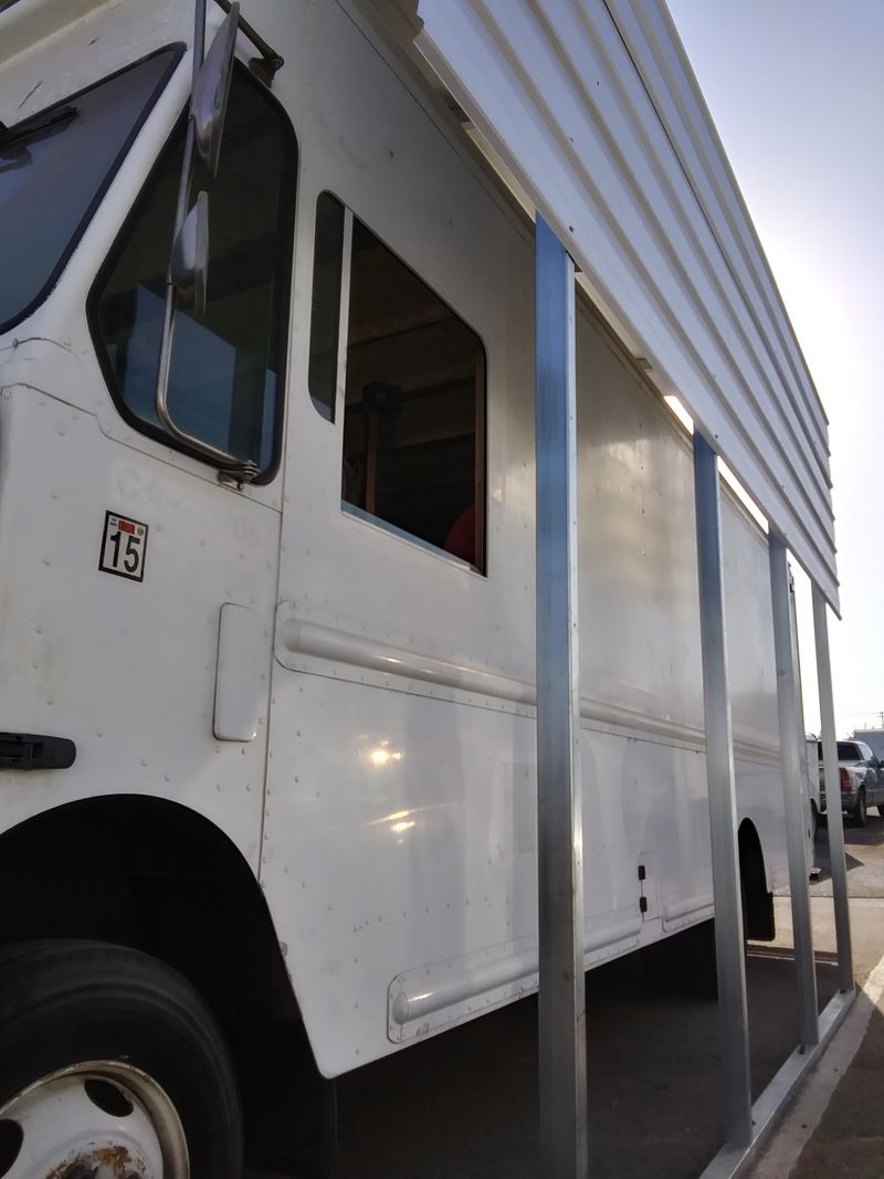 Picture 3/20 of a 2000 Frieghtliner MT-45 5.9 turbo all aluminum for sale in Tulare, California