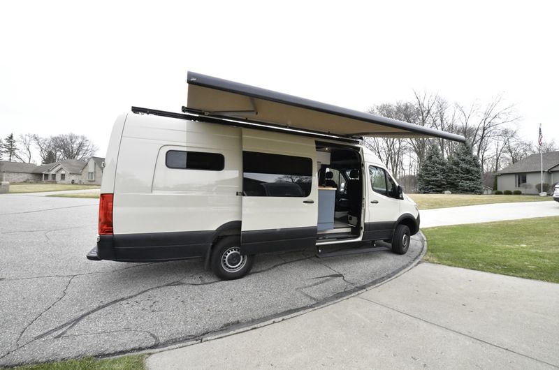 Picture 3/21 of a 2019 4x4 Sprinter for sale in Utica, Michigan