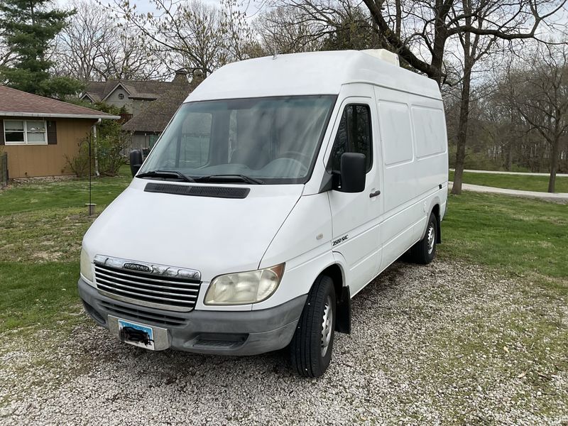 Picture 2/15 of a 2005 Freightliner Sprinter 2500 144 WB high roof for sale in Litchfield, Illinois