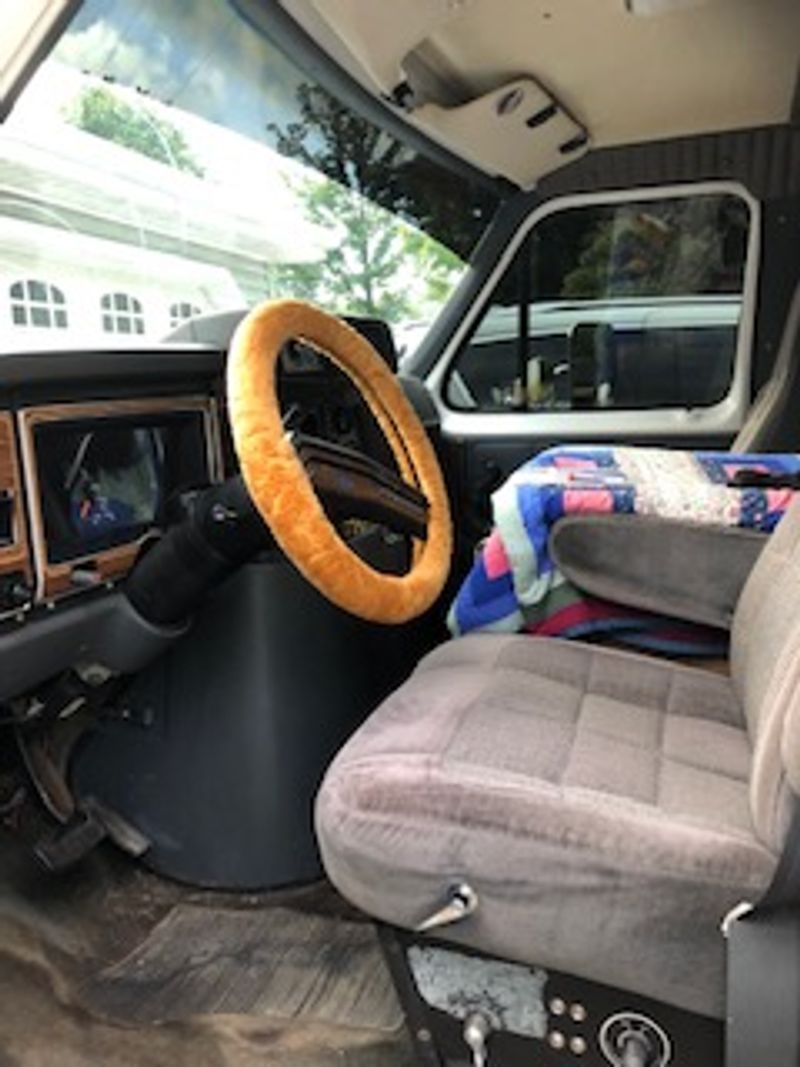 Picture 4/31 of a 1990 E350 Ford Diesel Converted Ambulance for sale in Bellevue, Kentucky