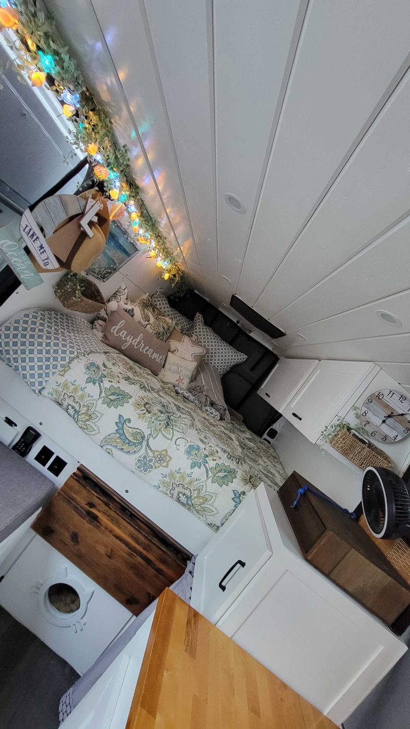 Picture 1/19 of a 2019 Mercedes Benz 3500 Sprinter Van for sale in Medford, Oregon