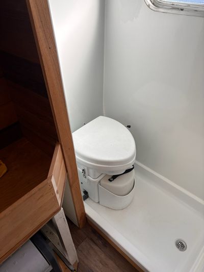 Picture 5/26 of a 1983 21' Toyota Sunrader 4X4 5.3l v8 for sale in North Bend, Washington