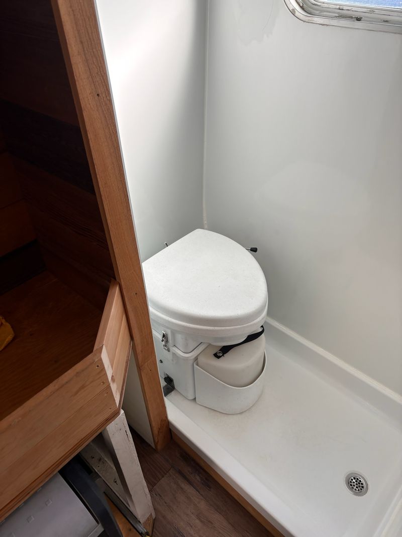 Picture 5/26 of a 1983 21' Toyota Sunrader 4X4 5.3l v8 for sale in North Bend, Washington