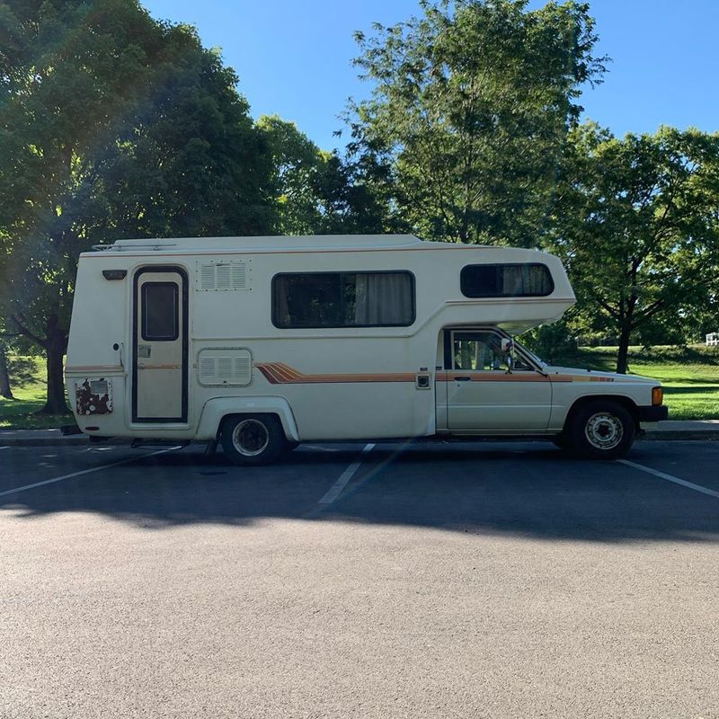 Picture 4/10 of a 1986 Toyota Sunrader (21 foot) for sale in Columbus, Ohio