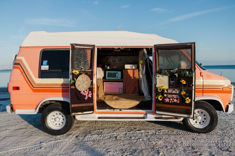 Picture 2/20 of a Chevrolet 1995 Vintage Van for sale in Saint Petersburg, Florida