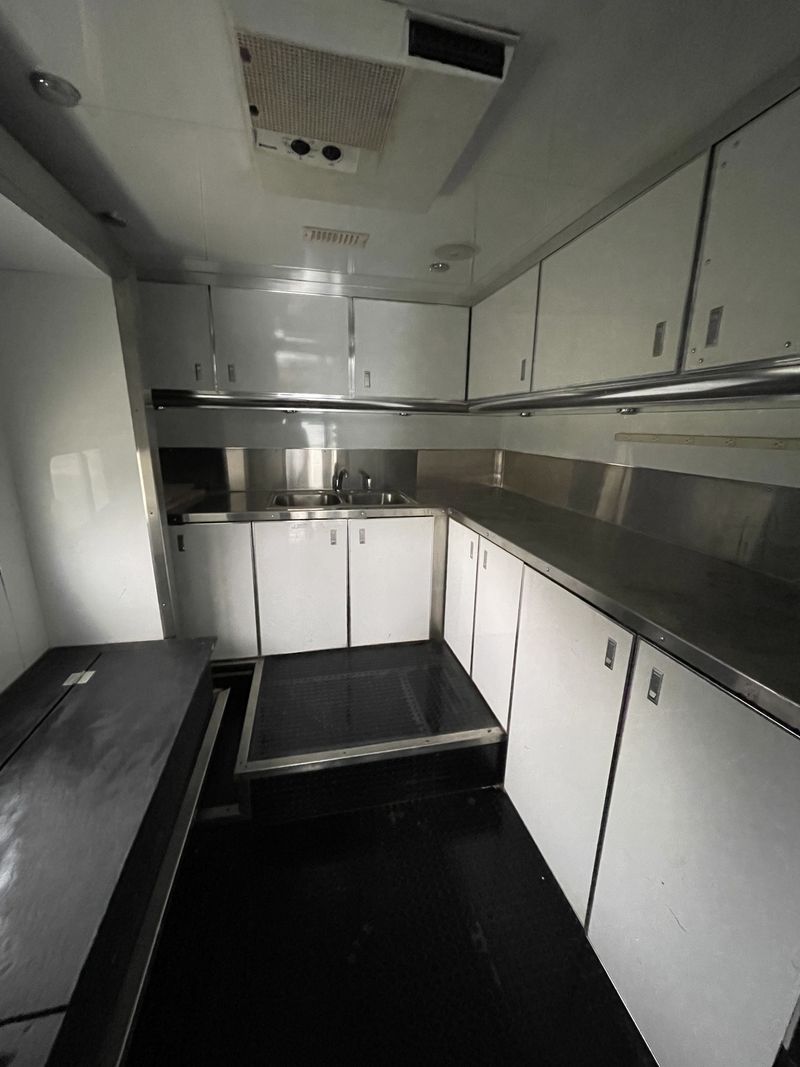 Picture 2/6 of a Country Coach for sale in Farmington, Utah